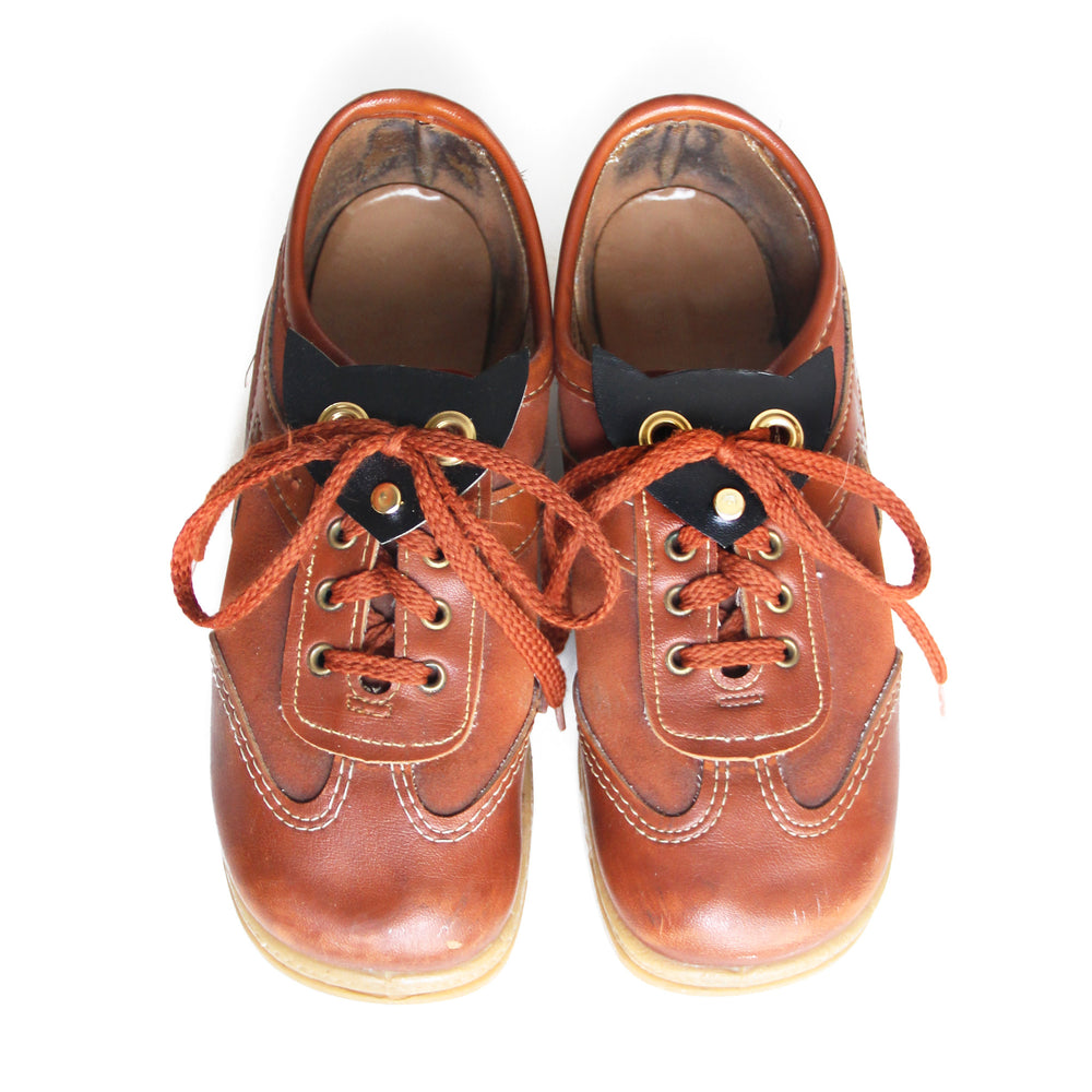 Cat face shoe plates, front view on shoes